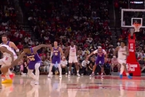 上一场见过~斯玛特&东契奇超高位包夹 杜兰特失误 东契奇空位三分 - 资讯配图