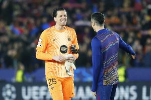 退役后救火！35岁什琴斯尼创纪录，成诺坎普首秀最年长巴萨球员 - 资讯配图