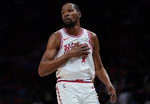 你末节就出手两次？杜兰特：篮球是团队运动 这并不值得讨论 - 资讯配图