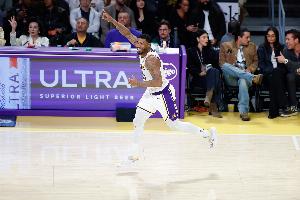 作用不在数据！斯玛特7中2拿下5分3板4助2断 防守无处不在 - 资讯配图