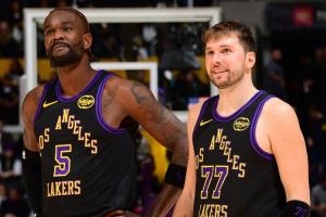 这篮板该算谁的?东契奇40+三双就差一个板 官方将点抢算给了艾顿 - 资讯配图