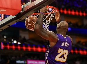 还更能飞了？詹姆斯本赛季出战48场完成77扣篮 上赛季70场71扣 - 资讯配图