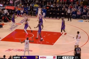 浪费机会！申京篮下晃开防守 但随后空篮上丢 - 资讯配图