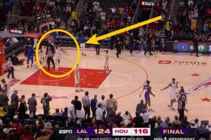 比赛时间走完东契奇投个半场 伊森从替补席助跑一把将球打飞场外 - 资讯配图