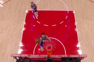 这不扣一个？东契奇快攻无人防守庶民上篮得分 自己都笑了 - 资讯配图