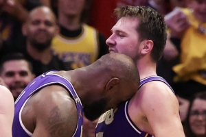 记者:东契奇关键时刻收割&詹姆斯返老还童的一战 火箭转换匮乏 - 资讯配图