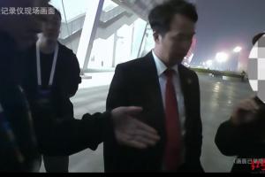 “老赖”看中超被法院执行干警擒住，拒不履行还款义务，拘留15日 - 资讯配图