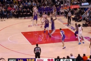 一人一波？谢泼德强突艾顿上篮得分&杜兰特三分反超湖人 - 资讯配图