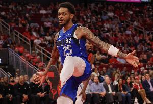 华盛顿谈打中锋：外弹接球制造错位和换防机会 让队友打得更轻松 - 资讯配图