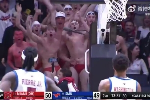 这谁顶得住！NCAA疯狂三月现场出现一群泳裤男 成功干扰对手罚球 - 资讯配图