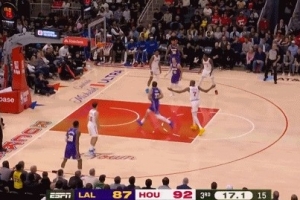 走神儿了？杜兰特单防东契奇 突然停顿送077上了个空篮 - 资讯配图