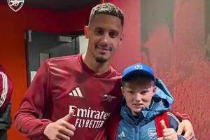 此前踢飞皮球引发小球童不满！萨利巴送上自己的球衣并致歉 - 资讯配图