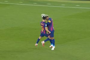 上来就“痛击”队友?阿劳霍与库巴西头部相撞,后者痛苦倒地 - 资讯配图