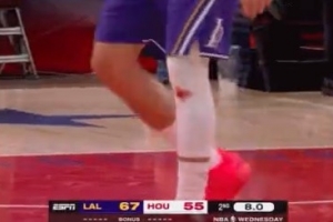 抹药了！东契奇左膝带伤作战 白色护膝已见红 - 资讯配图