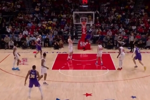 舒展！斯玛特仙人指路 詹姆斯反跑起飞单臂潇洒灌篮 - 资讯配图