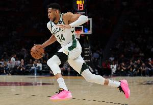 Shams:字母哥对雄鹿要求他赛季报销感到不满 双方又出现了分歧 - 资讯配图