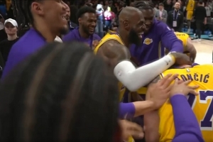 等你再建紫金王朝！赛后全队围着东契奇激情庆祝 - 资讯配图