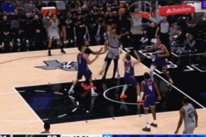 翻江倒海！文班亚马冲击内线强攻不中 随后起飞单臂补扣 - 资讯配图