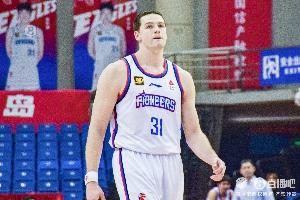 难阻失利！大卫·詹姆斯15中8拿到全队最高28分6板 三分10中6 - 资讯配图