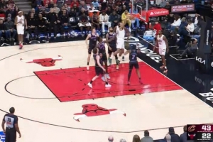 突然花了！泰森变向突破过人垫步起飞单臂暴扣！骑士轰出19-0！ - 资讯配图