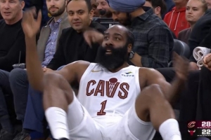 杀疯了！哈登单打帕威干拔再次打成3+1！单节第二次打4分！ - 资讯配图