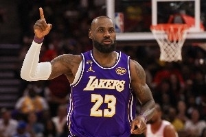 詹姆斯最难以打破的十项纪录:连续上双仅排第二 第一项无人能破 - 资讯配图