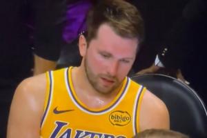 背靠背100分啊！本场怒砍60分的东契奇瘫坐在椅子上：我太TM累了~ - 资讯配图