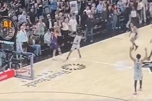 还好没受伤!最后一回合布克投超远三分踩到福克斯崴脚 - 资讯配图