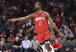 尼克·杨:伊森脑子有问题 三个月三分一个不进还每场投四五个 - 资讯配图