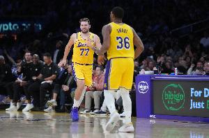 斯玛特：卢卡Magic！东契奇面对火箭打出这种出色表现 绝非易事 - 资讯配图