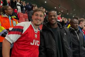 你也是枪迷？小蜜蜂前锋瓦塔拉自费观赛，见证阿森纳晋级欧冠八强 - 资讯配图