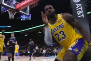 摆个帅pose！詹姆斯高速空切 被拉拽后超高擦板上篮依然2+1！ - 资讯配图