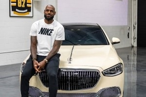 詹姆斯定制的迈巴赫S680奢华座驾!浅象牙白漆面+各种Logo细节 - 资讯配图