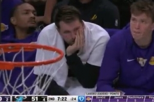 累了吗？东契奇替补席远端静坐手托下巴一脸疲惫 - 资讯配图