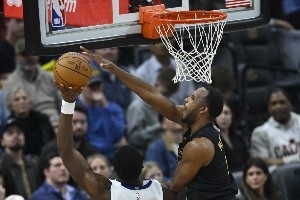 骑士防守问题不能全赖教练！骑媒点名莫布里收官阶段必须挺身而出 - 资讯配图