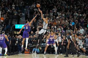 布克:最后本该贴文班更紧一点 但大概率会被吹犯规这种防守太难 - 资讯配图