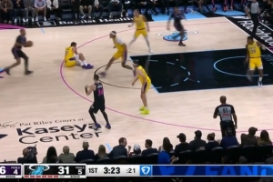 被里夫斯踢到了！东契奇直接摔倒地上 随后一瘸一拐的回替补席 - 资讯配图