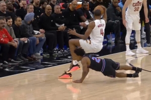 篮球也有滑铲！小莫布里拿球 被塞克斯顿滑铲撞翻 - 资讯配图