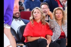 输不起啦?詹姆斯转发昨日火箭主场女球迷对东契奇竖中指照 - 资讯配图