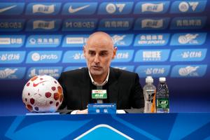 穆斯卡特:场地条件对双方来说比较困难,可能对手适应得更好一些 - 资讯配图