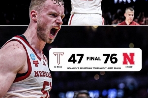 此前八次首轮出局！内布拉斯加大学疯三首胜 10000名球迷现场见证 - 资讯配图