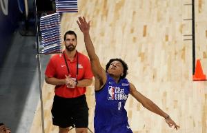 场均10.1助!Shams:爵士与G联盟助攻王肯尼迪·钱德勒签10天合同 - 资讯配图