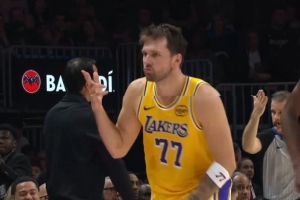 打回来了！东契奇面对阿德巴约三分命中 率队完成反超 - 资讯配图