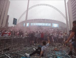 卫报：英国将无票入场列为刑事犯罪，将处最高五年禁令1000镑罚款 - 资讯配图