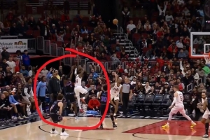 很关键！埃利斯防米勒三分被吹犯规 骑士挑战成功取消犯规&改争球 - 资讯配图