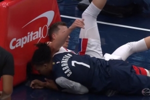 卡林顿空接扣篮带倒邓罗 邓罗防守犯规&杜伦T 活塞挑战&卡林顿也T - 资讯配图