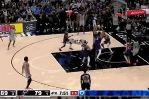 吓人！尚帕尼送抛传 文班起飞力压防守超长滞空单手空接打中 - 资讯配图