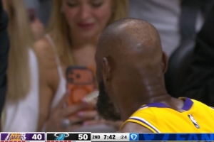 抓紧拍下来！詹姆斯在场边咬牙套调整 场边女球迷拿起手机拍摄 - 资讯配图