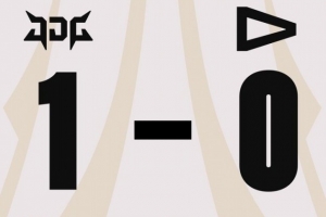 钝刀割肉！GALA伊泽瑞尔+Vampire卡尔玛打穿下路 JDG赢首局 - 资讯配图