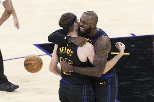 情商拉满里夫斯:暂停时詹姆斯说他不累 我也跟着说我也不累 - 资讯配图